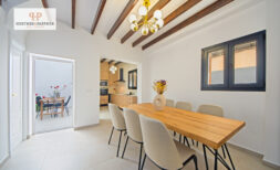 Stilvoll saniertes Stadthaus mit Dachterrasse & kleinem Patio – zentral und ruhig in Manacor gelegen