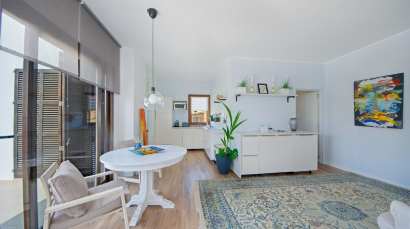 Living room with americ. kitchen