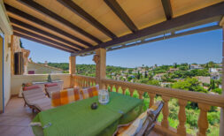 Freistehendes Haus im Finca-Stil mit 2 separaten Wohnungen nur 200m Fussweg zur Cala Romántica