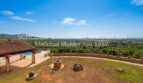 Weitläufige Außenanlage mit Pool, Terrasse und atemberaubendem Panoramablick über die Landschaft von Son Carrió.