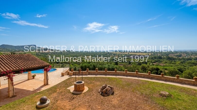 Weitläufige Außenanlage mit Pool, Terrasse und atemberaubendem Panoramablick über die Landschaft von Son Carrió.