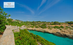 1. Meereslinie! Schicker kleiner Bungalow in Cales de Mallorca mit Traumblick auf die Cala Antena