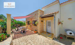 Freistehendes Haus im Finca-Stil mit 2 separaten Wohnungen nur 200 m Fussweg zur Cala Romántica