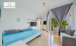 Schönes Studio in Cales de Mallorca – Strandnah, mit kleinem Balkon & Blick ins Grüne