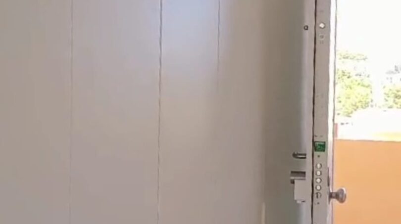 Eingang mit Sicherheitstür