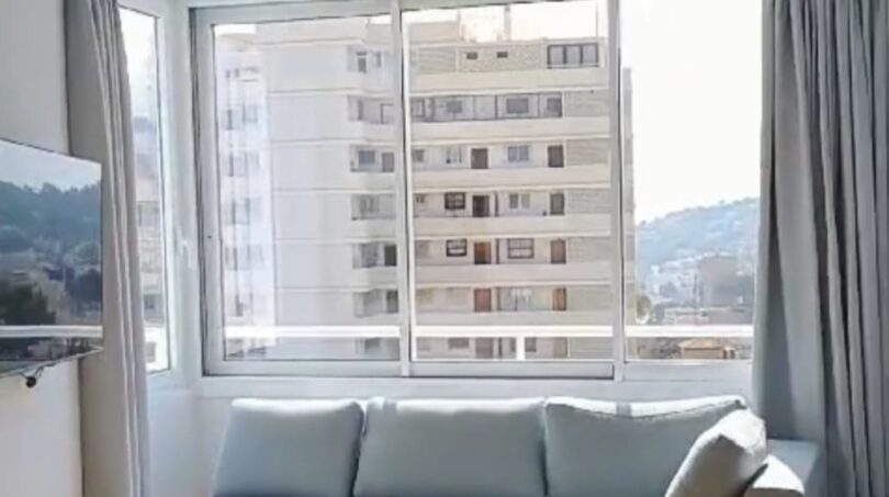 Couch mit TV und Meerblick 