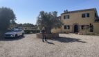 Claudia auf einer sonnigen Finca mit großem Garten und traditionellem Landhausstil in Llucmajor.