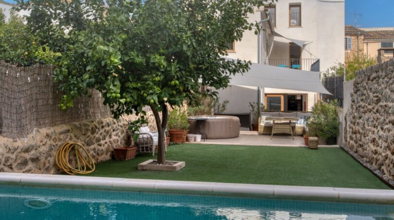 Hausansicht mit Pool
