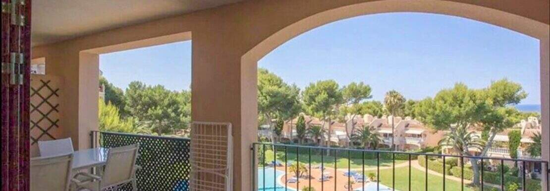 Terraza con vistas a la piscina