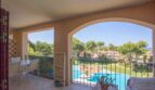 Terrasse mit Blick auf den Pool