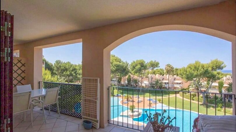 Terrasse mit Blick auf den Pool