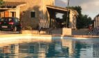 Pool und Außenansicht