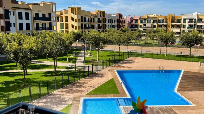 Terrasse mit Blick auf den Pool