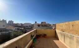Moderno piso de 2 habitaciones con terraza y plaza de aparcamiento subterráneo en tranquilo edificio residencial