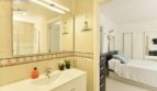 Schlafzimmer mit Badezimmer