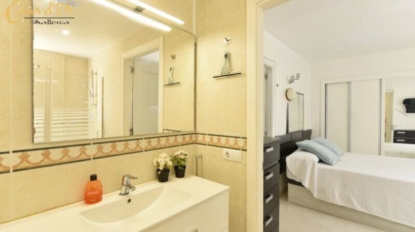 Schlafzimmer mit Badezimmer