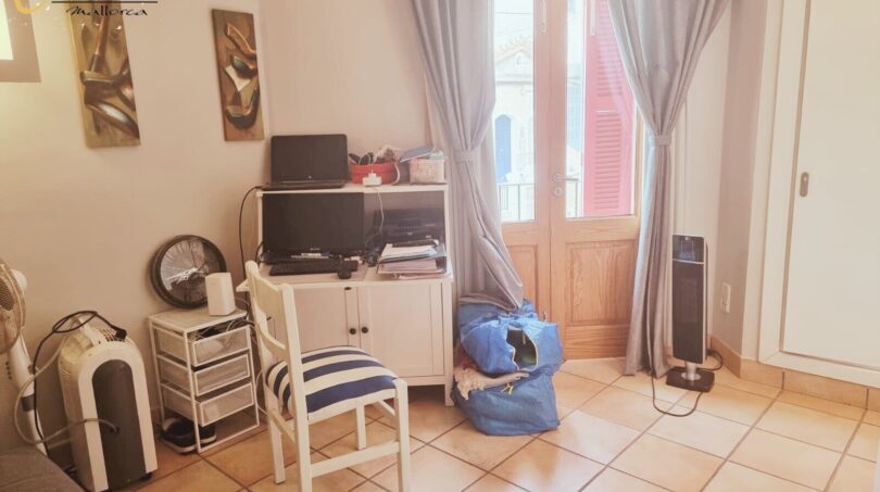 Schlafzimmer mit kleinem Balkon