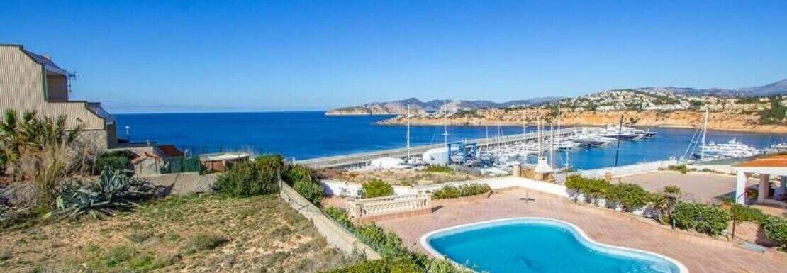 Luxusvilla mit Blick auf Port Adriano