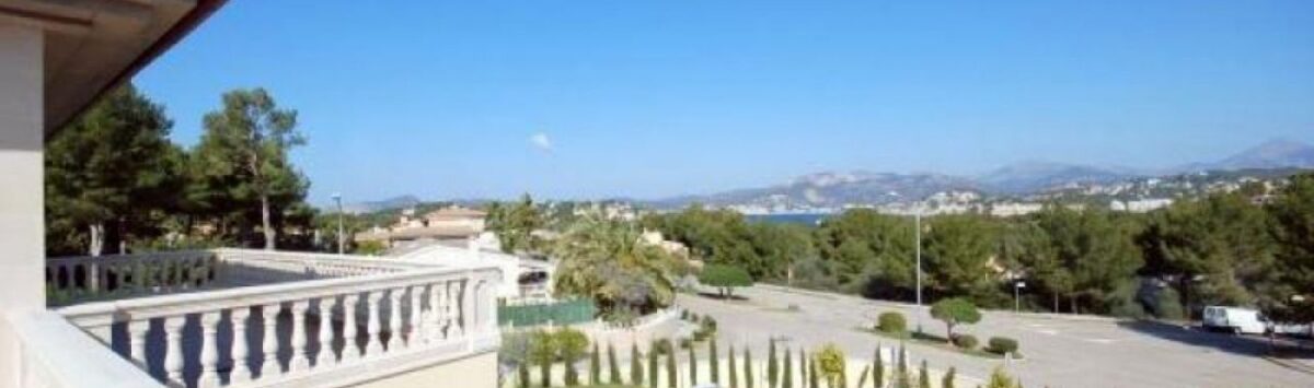 Bild zum Objekt: Luxusvilla mit 5 Zimmern, Kamin, Garage & Pool zu verkaufen