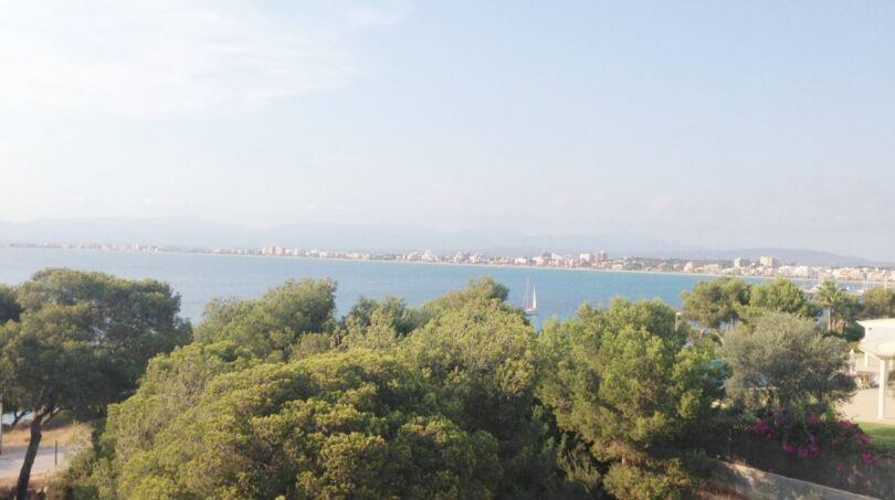 Terrasse mit Blick zum Meer