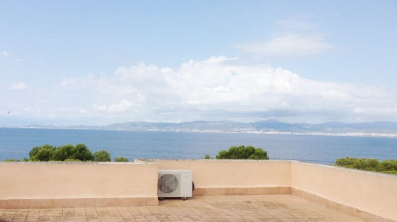 Terrasse mit Blick zum Meer