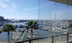 Moderne Wohnung mit Blick auf den Hafen und Meerblick