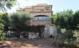 Villa with large plot of land for sale