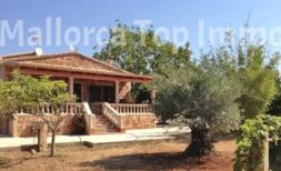 Finca mit Gästehaus und mediterranem Garten in Santanyi.