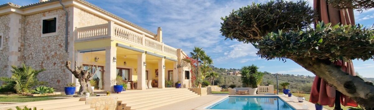 Bild zum Objekt: 373m² Villa mit 5 SZ, Terrassen, Pool & 2 Carports zu kaufen