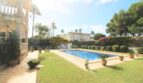 Hausansicht mit Pool