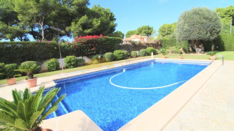 Hausansicht mit Pool
