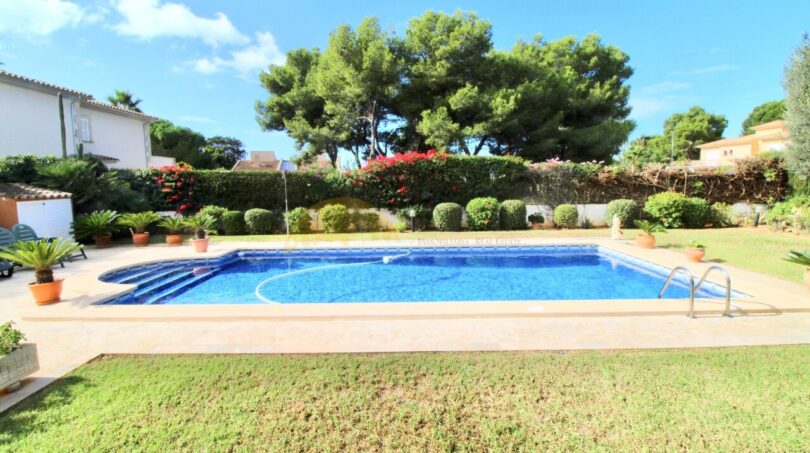 Hausansicht mit Pool
