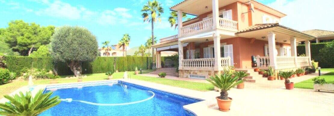 Vista de la casa con piscina