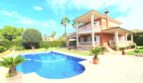 Hausansicht mit Pool