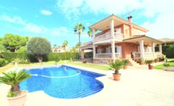 Exklusives Villenanwesen mit Pool und Garage in Maioris