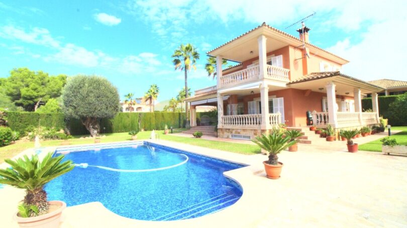 Hausansicht mit Pool
