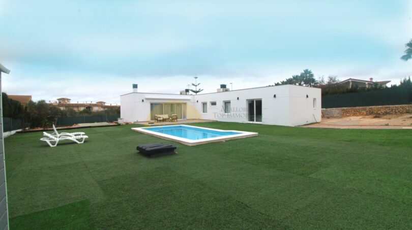 Vista de la casa con piscina