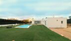 Vista de la casa con piscina