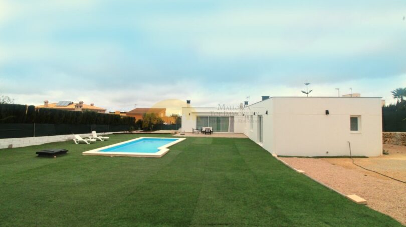 Vista de la casa con piscina