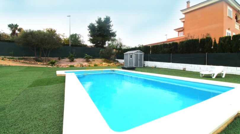 Vista de la casa con piscina