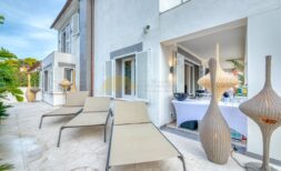 Top modernisierte Villa mit Garage und Nebengebäude in Strandnähe