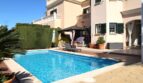 Pool mit Hausansicht