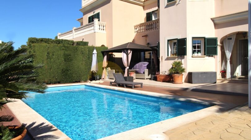 Pool mit Hausansicht
