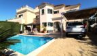 Pool mit Eingangsbereich
