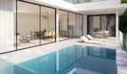Neubauvilla Calvià: Moderner Pool mit Terrasse und großzügiger Glasfront zum Wohn- und Essbereich.