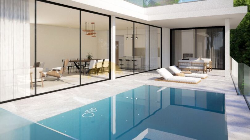 Neubauvilla Calvià: Moderner Pool mit Terrasse und großzügiger Glasfront zum Wohn- und Essbereich.