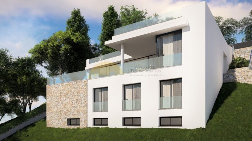 Moderne Neubauvilla in Calvià mit weißer Fassade, Glasgeländern, Natursteindetails und terrassiertem Garten.