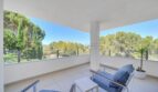 Panorama-Terrasse mit freiem Blick auf die Landschaft und modernem Säulendesign