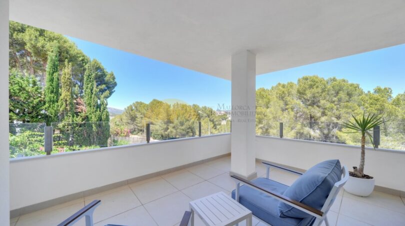 Panorama-Terrasse mit freiem Blick auf die Landschaft und modernem Säulendesign