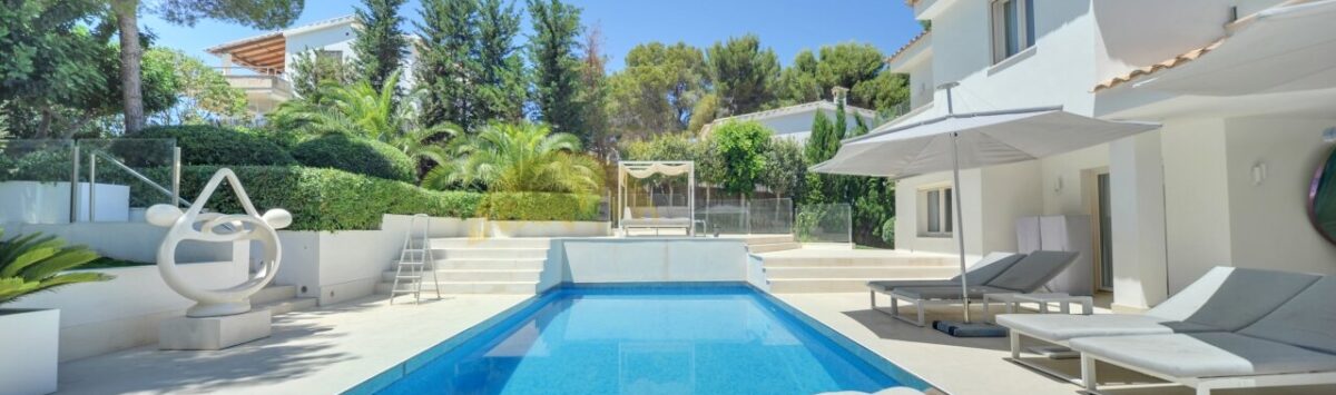 Moderner Pool mit Sonnenliegen und weißer Villa in Santa Ponça, umgeben von mediterranem Grün.
